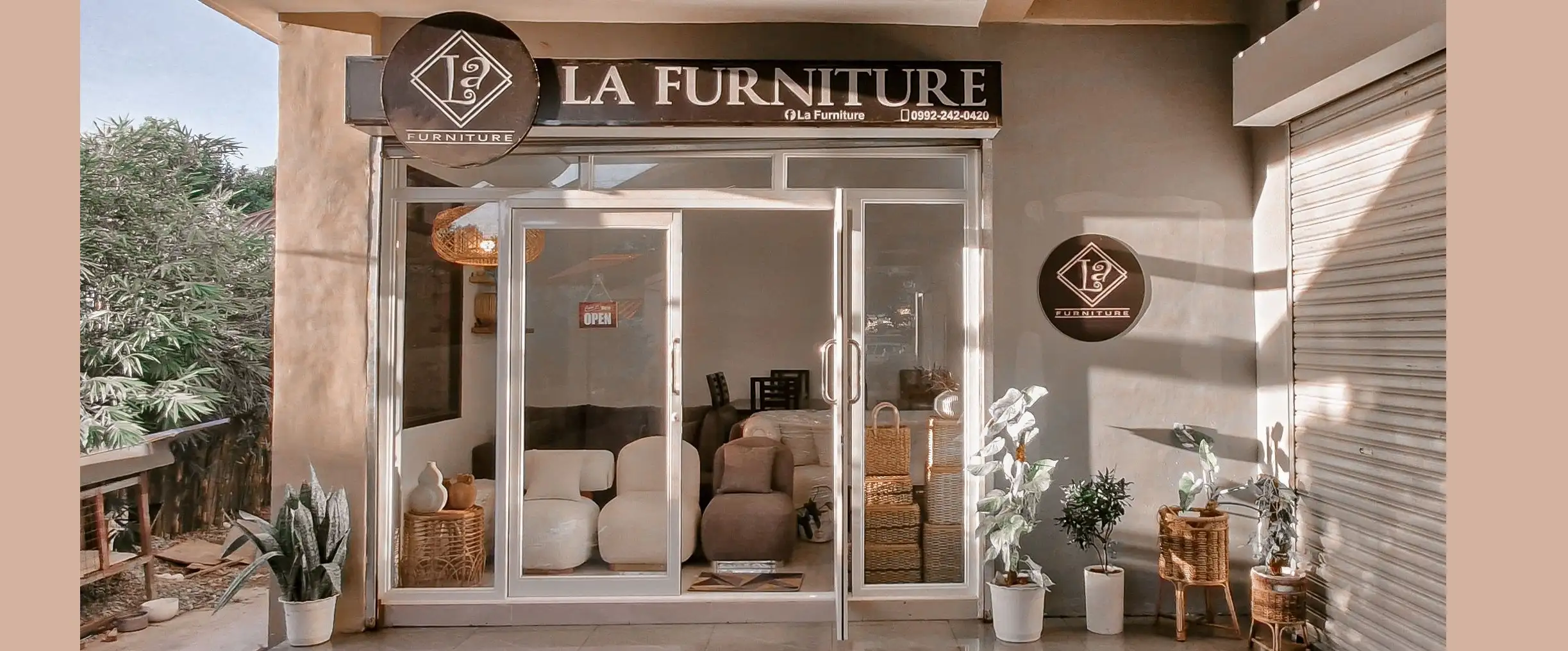 La Furniture Banner